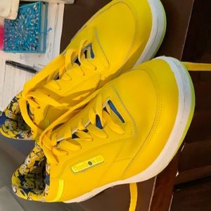 Reebok 420 boys,yellow minions powered sneakers size 7 used